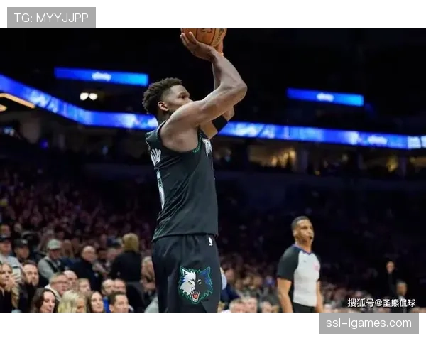 焦点瞬间:爱德华兹隔扣后向对手摇手指,领到技术犯规