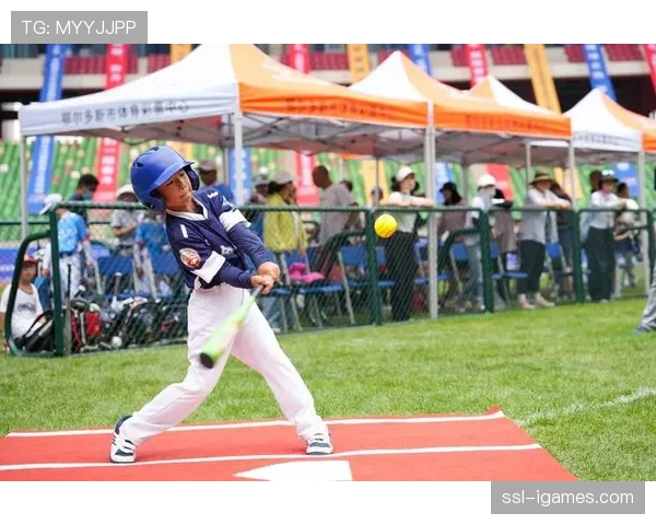 通讯:一座小城的垒球热,跟随报道爱荷华州地方联赛的冠军之夜 通讯:一座小城的垒球热,跟随报道爱荷华州地方联赛的冠军之夜